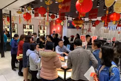 Khách hàng mua vàng ngày Thần Tài tại tập đoàn Phú Quý. (Ảnh: Đức Duy/Vietnam+)