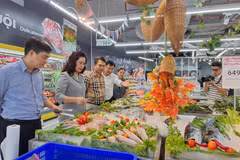 Lãnh đạo Vụ thị trường trong nước và Sở Công Thương Hà Nội kiểm tra việc cung ứng hàng hóa chiều 6/9. (Ảnh: PV/Vietnam+)