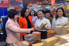 Thứ trưởng Bộ Công Thương Phan Thị Thắng kiểm tra công tác đảm bảo hàng Tết tại Hà Nội. (Ảnh: Đức Duy/Vietnam+)