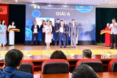 Ban Tổ chức trao Giải A, thể loại Phát thanh cho tác giả Trần Bá Toàn, Ban Thời sự VOV1, Đài Tiếng nói Việt Nam. (Ảnh: Đức Duy/Vietnam+)