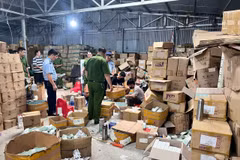 Các lực lượng chức năng phối hợp chặt chẽ trong công tác kiểm tra, kiểm soát thị trường, tập trung vào các địa bàn, tuyến vận chuyển và nhóm hàng hóa tiềm ẩn nguy cơ vi phạm cao. (Ảnh minh họa: PV/Vietnam+)