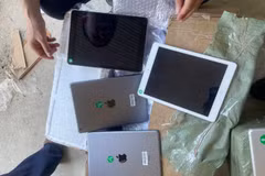 Số máy tính bảng và Iphone bị lực lượng chức năng tạm giữ trên xe ôtô INOVA BKS 98A-026.04. (Ảnh: PV/Vietnam+)