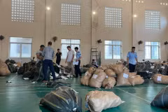 Lực lượng chức năng tỉnh Bắc Giang kiểm tra hàng hóa có dấu hiệu vi phạm. (Ảnh: PV/Vietnam+)
