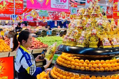 Các chương trình khuyến mại, giảm giá góp phần bình ổn thị trường dịp cuối năm và Tết Nguyên đán. (Ảnh: Đức Duy/Vietnam+)