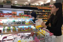 Người dân mua sắm hàng tại siêu thị. (Ảnh: Đức Duy/Vietnam+)