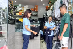 Kiểm soát viên Đội Quản lý thị trường số 1 kiểm tra tại Hộ kinh doanh Mạnh Cường. (Ảnh: Cục Quản lý thị trường tỉnh Quảng Ninh)