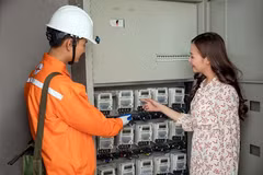 EVNHANOI lắp đặt 100% công tơ điện tử cho khách hàng. (Ảnh: PV/Vietnam+)
