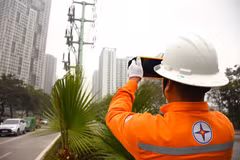 Nhân viên EVN kiểm tra vận hành các thiết bị điện. (Ảnh: evn)