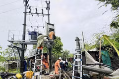 Lực lượng chức năng khắc phục sự cố sau cơn bão. (Ảnh: Evnhanoi/Vietnam+)