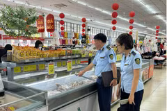 Lực lượng Quản lý thị trường thành phố Hải phòng tăng cường kiểm tra hoạt động bán hàng phục vụ người dân. (Ảnh: PV/Vietnam+)