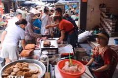 Người dân mua thực phẩm chuẩn bị sẵn sàng trước cơn bão số 3. (Ảnh: TTXVN)