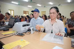 Chi trả lương hưu, trợ cấp bảo hiểm xã hội cho người lao động. (Ảnh: PV/Vietnam+)