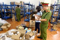 Lực lượng chức năng kiểm tra kho mỹ phẩm tại thành phố Bắc Giang. (Ảnh: PV/Vietnam+)