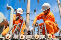 Bảo dưỡng các thiết bị điện. (Ảnh: Evn)