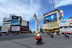 Vòng xoay đèn 4 ngọn thành phố Long Xuyên. (Ảnh: Thanh Sang/TTXVN)