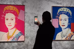 Hai bức chân dung của cố Nữ hoàng Anh Elizabeth II trong bộ sưu tập "Reigning Queens" của danh họa Andy Warhol. (Ảnh: AP)
