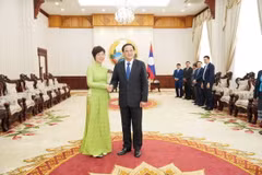 Thủ tướng Chính phủ Lào Sonexay Siphandone tiếp thân mật Đoàn đại biểu cấp cao Thông tấn xã Việt Nam do bà Vũ Việt Trang, Bí thư Đảng ủy, Tổng Giám đốc Thông tấn xã Việt Nam làm Trưởng đoàn. (Ảnh: Đỗ Bá Thành/TTXVN)