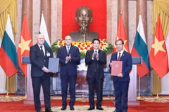 Chủ tịch nước Lương Cường và Tổng thống Cộng hòa Bulgaria Rumen Radev chứng kiến lễ trao Thỏa thuận hợp tác về giáo dục giữa Chính phủ nước Cộng hòa Xã hội chủ nghĩa Việt Nam và Chính phủ nước Cộng hòa Bulgaria giai đoạn 2025-2028. (Ảnh: Lâm Khánh/TTXVN)