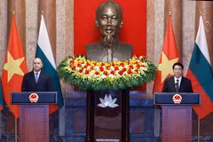 Chủ tịch nước Lương Cường và Tổng thống Bulgaria Rumen Radev tại cuộc gặp gỡ báo chí. (Ảnh: Lâm Khánh/TTXVN)