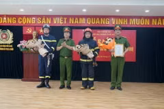 Ra mắt 2 Tổ Cảnh sát chữa cháy và cứu nạn cứu hộ đặc biệt tinh nhuệ. (Ảnh TTXVN phát)