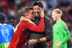 Juergen Klopp và thủ quân Jordan Henderson khóc sau khi trận đấu kết thúc.