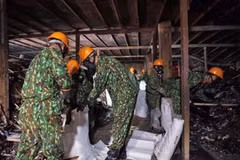 Lực lượng Binh chủng Hóa học thu gom chất thải, giải phóng hiện trường để tiến hành tẩy độc mặt nền nhà xưởng. (Ảnh: Dương Giang/TTXVN)