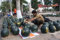 Đồng Tháp: Viết chữ thư pháp trên dưa hấu Tết thu hút khách