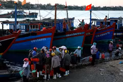Cửa sông Nhật Lệ bị bồi lấp nghiêm trọng, nhiều tàu mắc cạn
