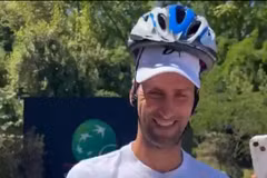 Djokovic bị chai nước rơi trúng đầu khi đang ký tặng người hâm mộ