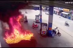 Video gây sốc người đàn ông châm lửa đốt cây xăng ở Nha Trang