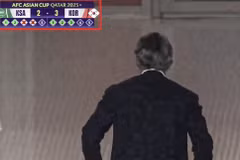 Roberto Mancini bỏ vào đường hầm trước khi Hàn Quốc sút quả quyết định.