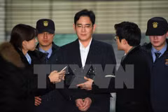Phó Chủ tịch Tập đoàn Samsung Lee Jae-Yong (giữa) tới văn phòng công tố ở Seoul ngày 18/2. (Nguồn: AFP/TTXVN)