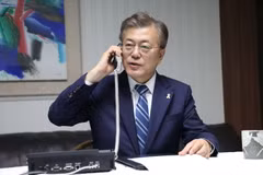 Ông Moon Jae-In nhận báo cáo qua điện thoại từ Chủ tịch Hội đồng tham mưu trưởng liên quân Hàn Quốc, Tướng Lee Sun-jin tại Seoul ngày 10/5. (Nguồn: Yonhap/TTXVN)