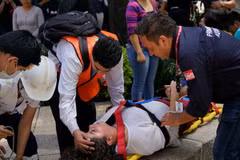 Lực lượng cứu hộ chuyển người bị thương sau trận động đất ở Mexico City ngày 19/9. (Nguồn: THX/TTXVN)