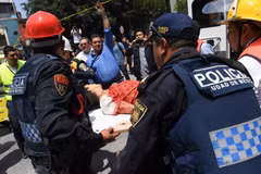 Lực lượng cứu hộ chuyển người bị thương sau động đất ở Mexico City ngày 19/9. (Nguồn: AFP/TTXVN)
