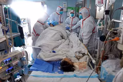 Các bác sỹ điều trị cho một bệnh nhân nhiễm virus cúm gia cầm H7N9. (Nguồn: Getty)