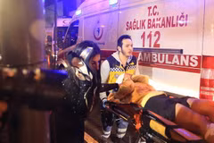 Nạn nhân vụ tấn công hộp đêm Reina tại thành phố Istanbul được đưa đi cấp cứu. (Nguồn: AP)