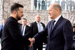 Tổng thống Ukraine Volodymyr Zelensky (trái) đón Thủ tướng Đức Olaf Scholz tại Kiev. (Ảnh: Getty Images/TTXVN)