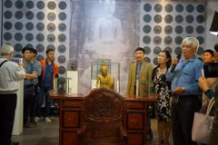Các đại biểu tìm hiểu các hiện vật tại triển lãm 'Di sản Việt Nam - Góc nhìn mới.' (Ảnh: Đinh Thuận/TTXVN) 