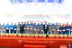 Ông Nguyễn Xuân Thắng tặng quà Tết cho công nhân lao động tại Công ty Cổ phần Á Châu Hoa Sơn (xã Hoa Sơn, huyện Anh Sơn, tỉnh Nghệ An). (Ảnh: Tá Chuyên/TTXVN)