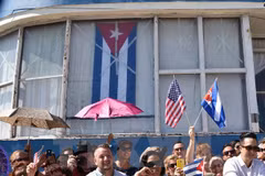 Các quan khách và đông đảo người dân Cuba chứng kiến lễ thượng cờ tại Đại sứ quán Mỹ ở La Habana. (Nguồn: AFP/TTXVN)