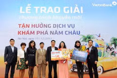 Đại diện Khối Bán lẻ VietinBank và chi nhánh Đống Đa trao giải cho khách hàng. (Nguồn: VietinBank)