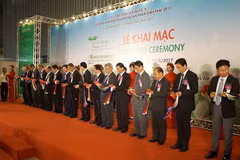 Các đại biểu cắt băng tại Lễ khai mạc triễn lãm. (Nguồn: Aving)