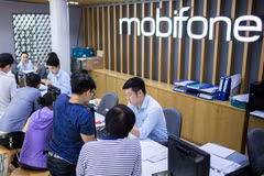 Nhiều khách hàng đến MobiFone để sở hữu điện thoại kèm gói cước. (Ảnh: MBF)