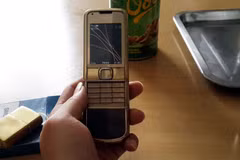 Chiếc Nokia này có giá khoảng gần 30 triệu đồng. (Ảnh: T.H/Vietnam+)