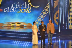 Đạo diễn Charlie Nguyễn nhận Giải Cánh diều Vàng hạng mục Phim điện ảnh và Đạo diễn xuất sắc nhất. (Ảnh: Gia Thuận/TTXVN)