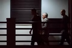 Cảnh sát áp giải cựu Tổng thống Brazil Michel Temer (giữa) tới trụ sở cơ quan cảnh sát ở Rio de Janeiro, Brazil. (Nguồn: AFP/TTXVN)