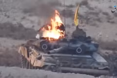 Ảnh cắt từ video cho thấy chiếc xe tăng T-90 đang bốc cháy. (Nguồn: YouTube)