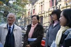 Đại diện các gia đình vẫn bám vào những tín hiệu mong manh để hy vọng (Ảnh: Sơn Bách/Vietnam+)