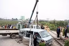 Chuyển chiếc xe bị nạn khỏi hiện trường. (Ảnh: Thống Nhất/TTXVN)